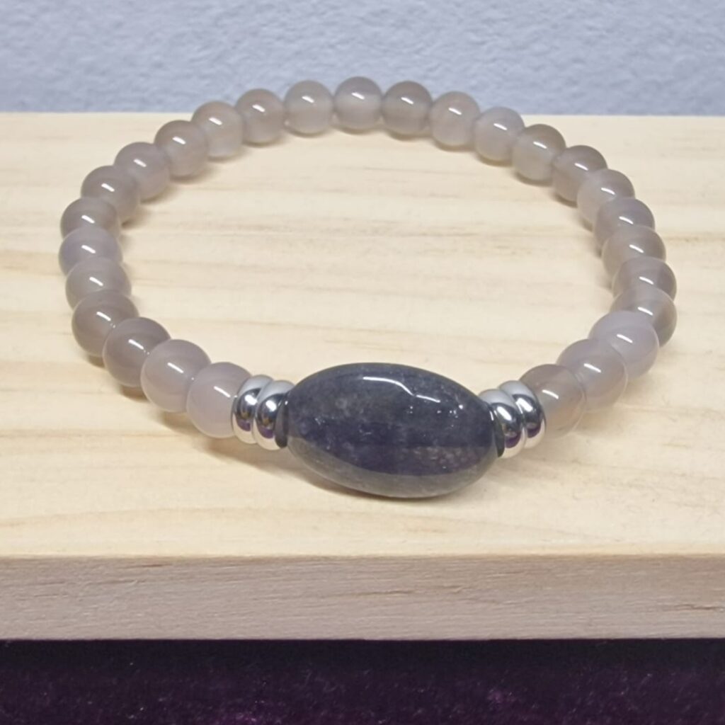 Il Bracciale in Agata Grigia per Calma e Serenità